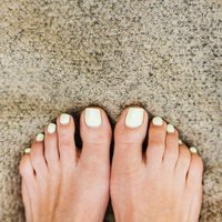Pedicura combinada y esmaltado semipermanente (más de un tono)