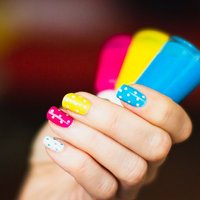 Manicura con nivelación y esmaltado semipermanente (un tono)