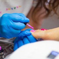 Pedicura combinada en seco con esmaltado semipermanente (dos tonos)