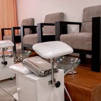 Spa pedicura con esmaltado semipermanente (más de un tono)