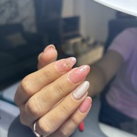 Semi en uñas naturales con diseños