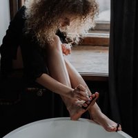 Pedicura combinada en seco con esmaltado tradicional (un tono)